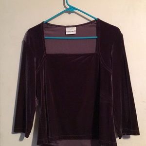 Brown velvet top. The top is 90% Polyester, 10% Spandex. Made in the U.S.A ! 🦋